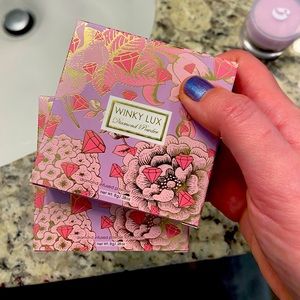 Winky Lux diamond pressed powder - medium deep color